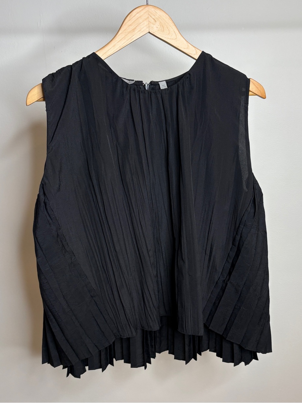 VINCE Pleated Shell Top - Picture 4 of 6